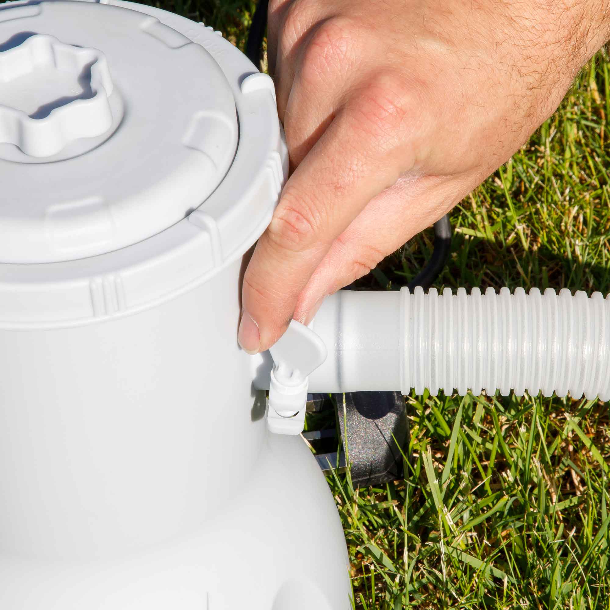 Dellonda DL21 Steel Frame Pools Action shot - tightening - pump