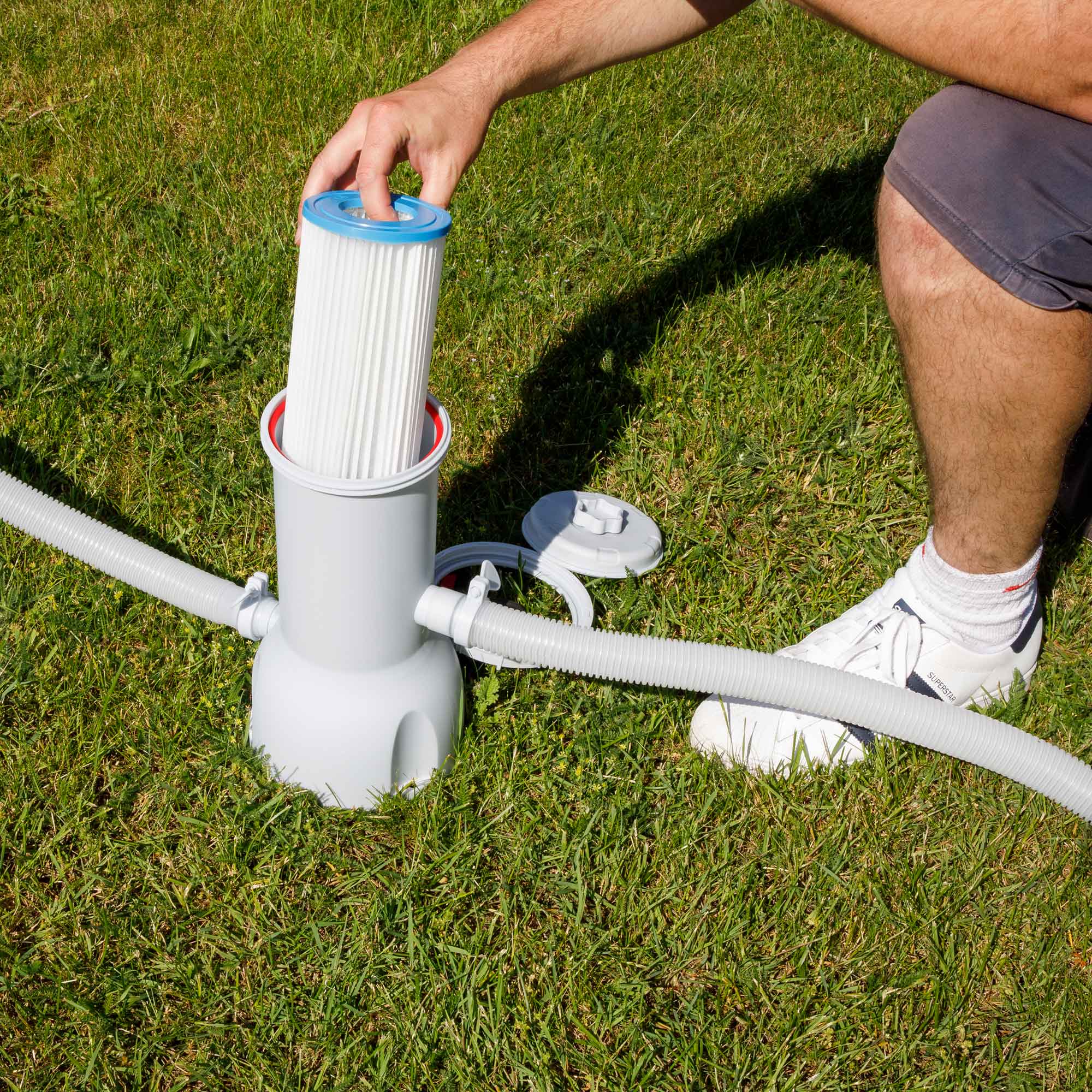Dellonda DL22 Steel Frame Pools Action shot - putting - filter - into - pump
