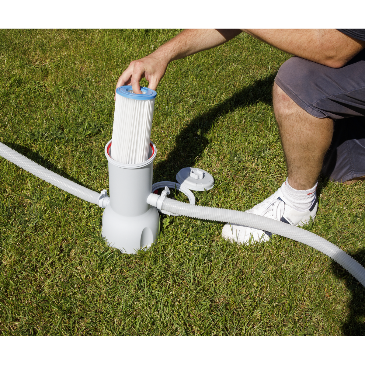 Dellonda DL22 Steel Frame Pools Action shot - putting - filter - into - pump