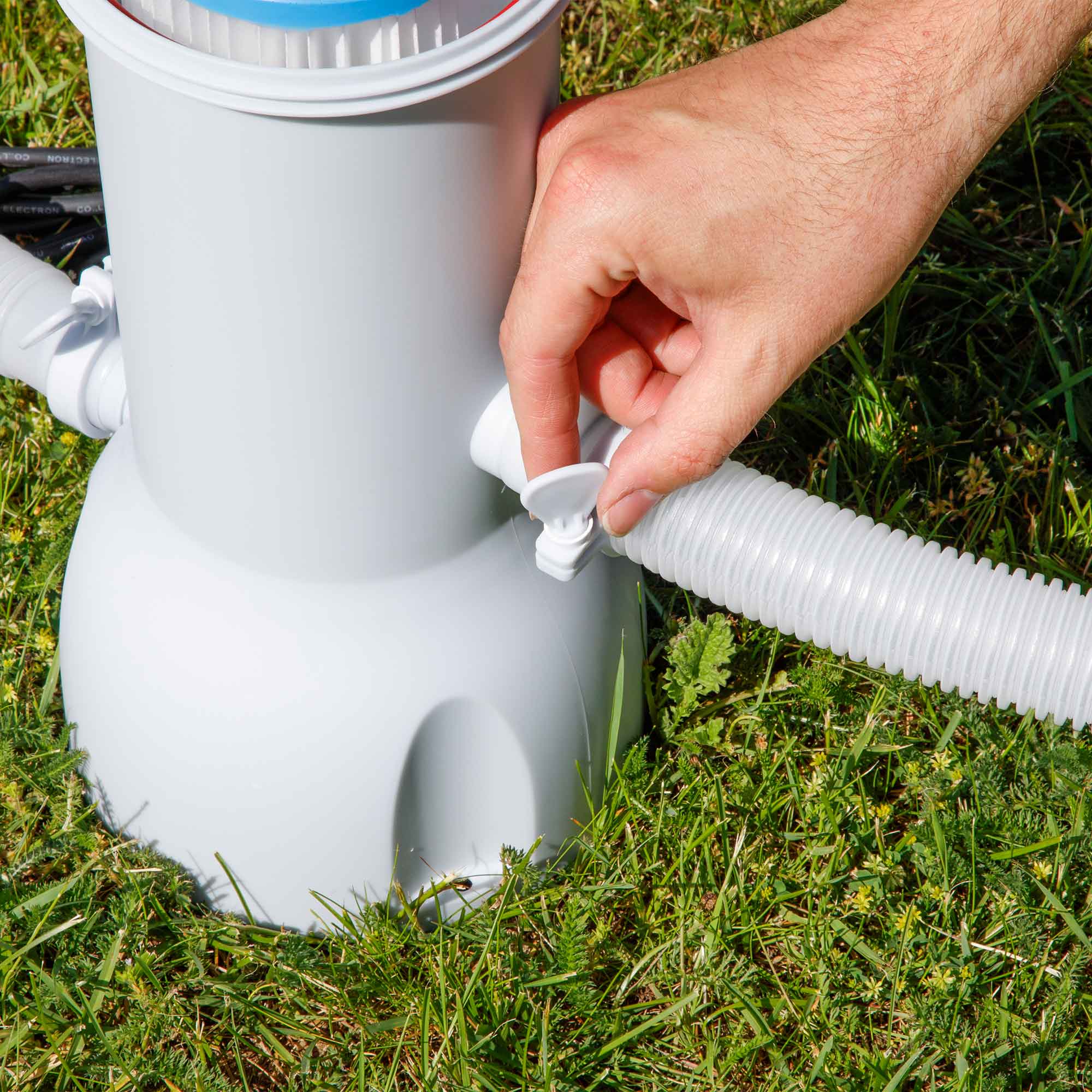 Dellonda DL22 Steel Frame Pools Action shot - tightening - pump