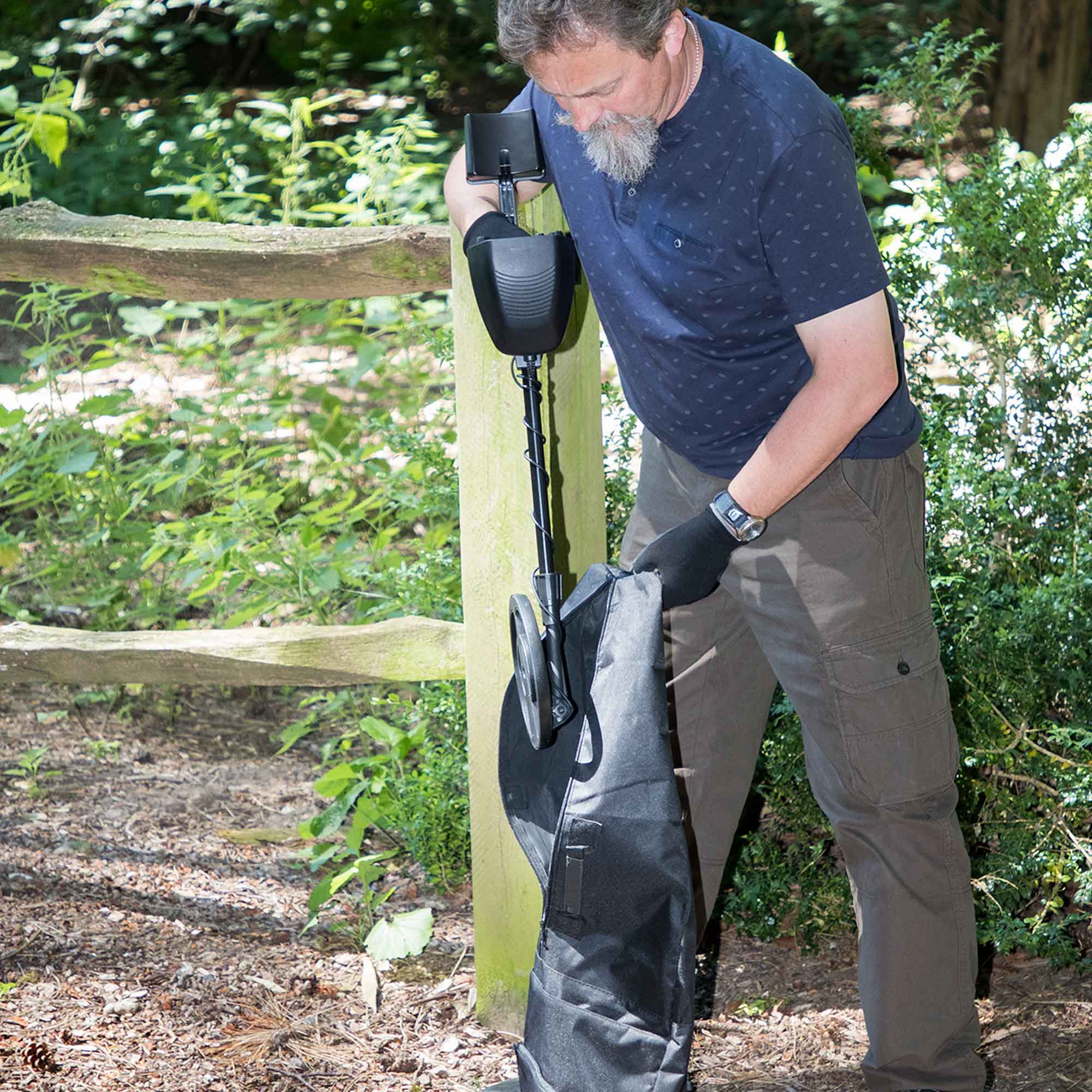 Dellonda DL6 Metal Detector Action shot - pic1