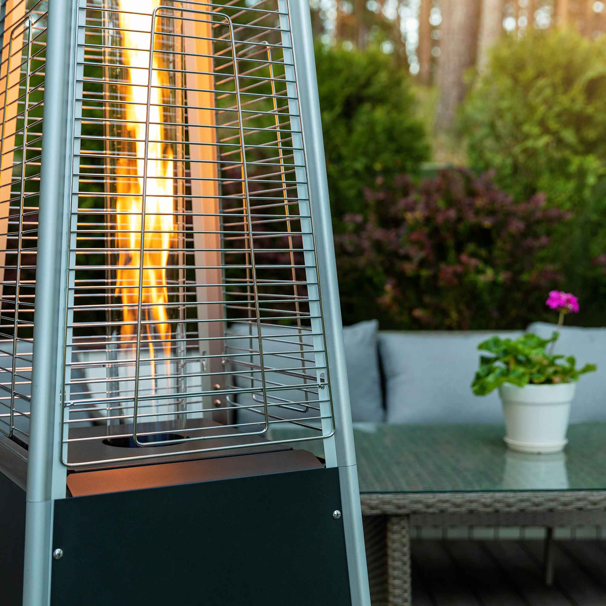 Pyramid Gas Patio Heater 13kW for Commercial & Domestic Use, Supplied with Cover, Black - DG224 - Dellonda
